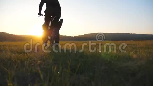 骑摩托车的人骑着摩托车去日落男子积极休息户外驾驶强力摩托车日落视频的预览图