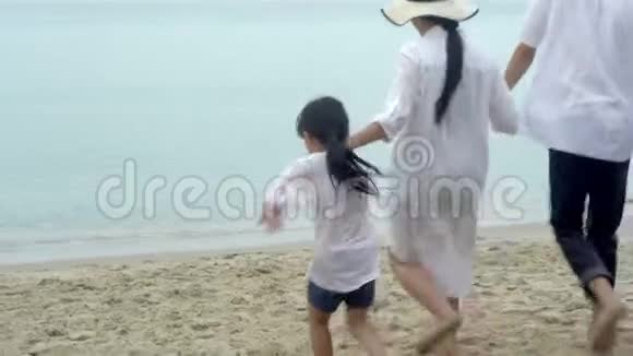 快乐的亚洲家庭一起在海滩度假父母和孩子一起快乐休闲视频的预览图