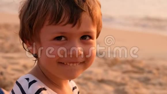 可爱的笑脸孩子在沙滩上视频的预览图