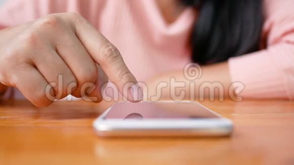 利用智能手机在度假日坐在客厅的亚洲年轻女性视频的预览图