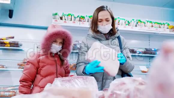 女伴带着女儿戴着医用口罩在店里选肉视频的预览图