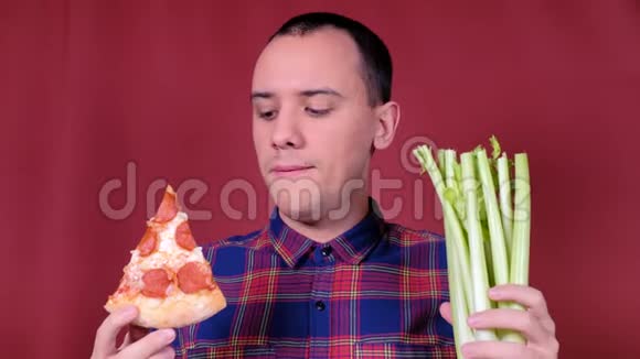 男人选择健康或不健康的食物饮食减肥保健理念一个人在披萨和视频的预览图