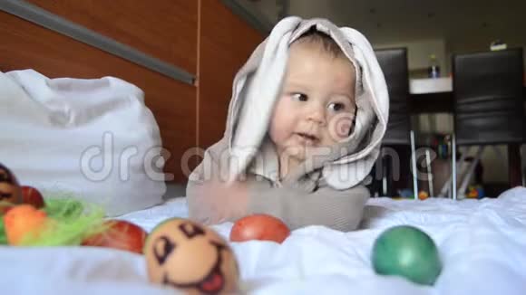 寻找复活节彩蛋穿着兔子服装玩复活节彩蛋的宝宝视频的预览图