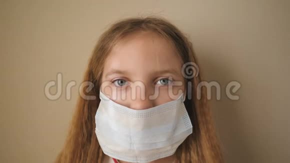 自我隔离期间戴医用面罩的小女孩的肖像伤心的女孩子戴上防毒面具视频的预览图