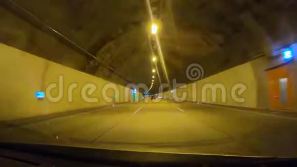 汽车在隧道里行驶视频的预览图