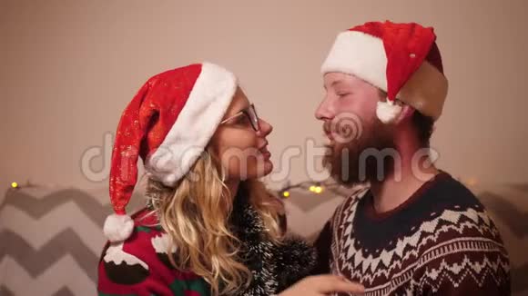 那个男人在圣诞节给女孩梳头视频的预览图
