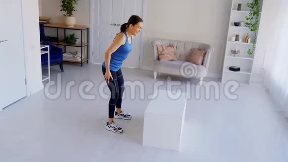 这位黑发女子在衣橱上跳来跳去以增强腿部力量视频的预览图