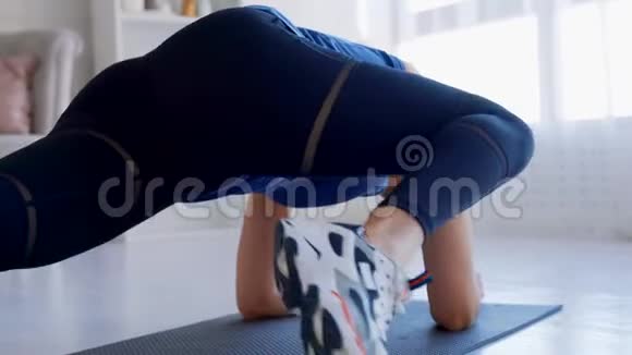 女孩做这项运动把膝盖放在木板上视频的预览图