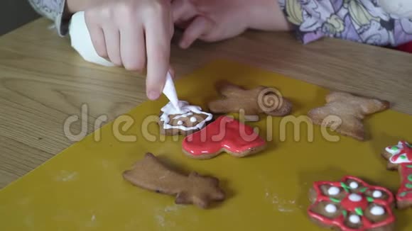 孩子们画圣诞饼干视频的预览图