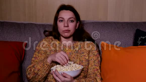 女人看电影吃爆米花视频的预览图