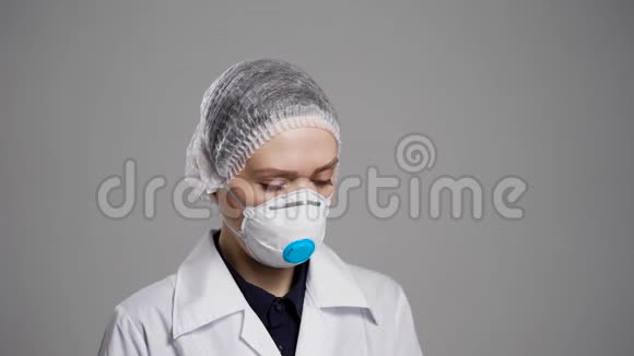 戴着医用口罩的妇女在诊所等待流感和病毒患者中等画像视频的预览图