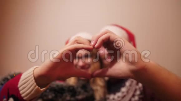 圣诞节的情侣用双手捧着一颗心视频的预览图