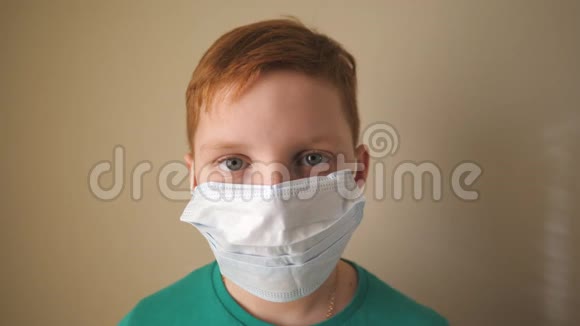 带着医用面罩看镜头的小男孩的肖像伤心的男孩子摘下防毒面具视频的预览图