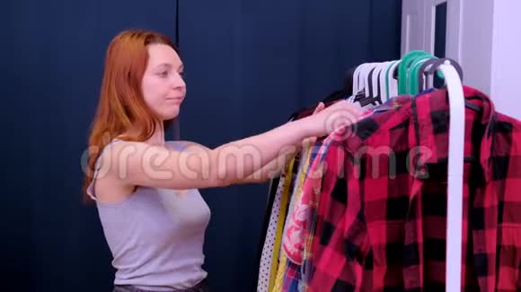 女人选择穿什么衣服在家里装房间视频的预览图