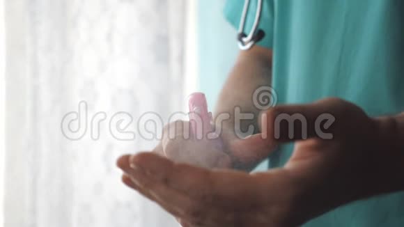 医生在他的手上喷洒消毒剂医生喷在手臂消毒剂溶液上使用防腐剂清洁和视频的预览图