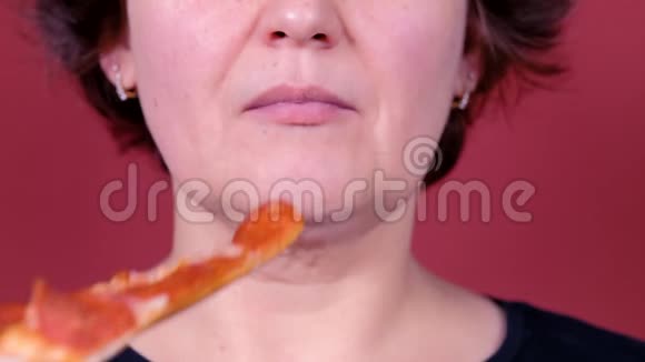 吃披萨的女人特写镜头吃快餐女性手中的披萨视频的预览图
