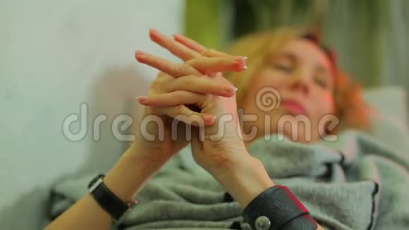 一位心理治疗师在沙发上躺着的女人的手视频的预览图