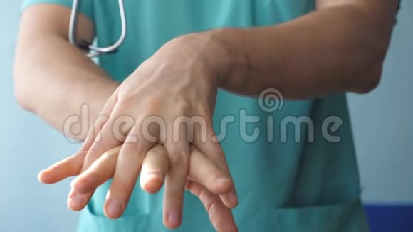 医生把消毒剂涂在手上医生用手臂消毒剂溶液使用防腐剂清洁和视频的预览图