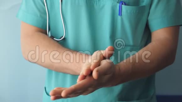 医生把消毒剂涂在手上医生用手臂消毒剂溶液使用防腐剂清洁和视频的预览图