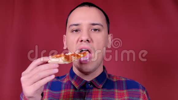 吃披萨的人特写镜头快餐食品视频的预览图