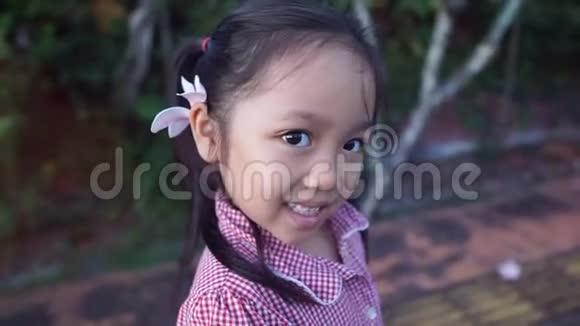 一个漂亮的亚洲学龄前小女孩的视频视频的预览图