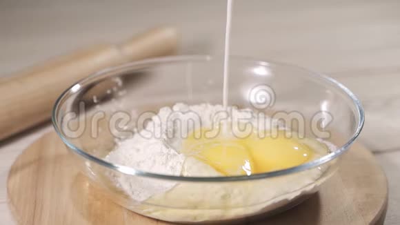 在面粉和鸡蛋中加入牛奶视频的预览图