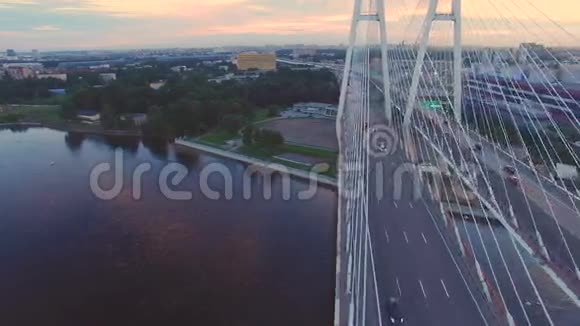 涅瓦河斜拉桥的鸟瞰图视频的预览图