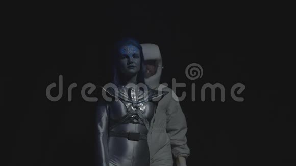 外星人和一个穿着太空服的人携手并进视频的预览图