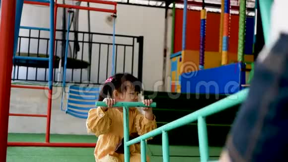亚洲年轻的母女在操场上玩得很开心幸福家庭和童年的概念视频的预览图