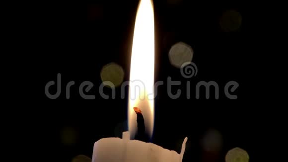 假日蜡烛在黑暗中燃烧视频的预览图