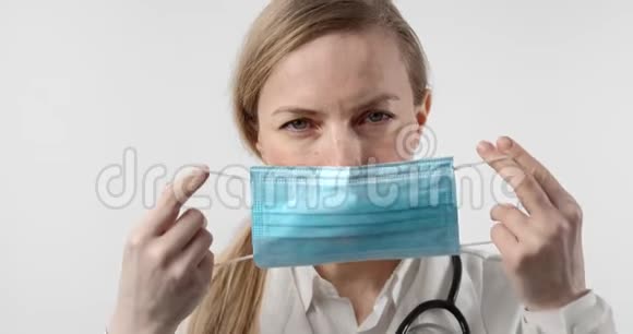 女医生戴上防护面罩的肖像视频的预览图