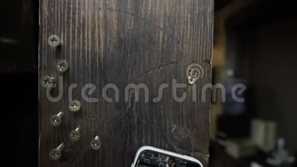 电话钉在木架上视频的预览图