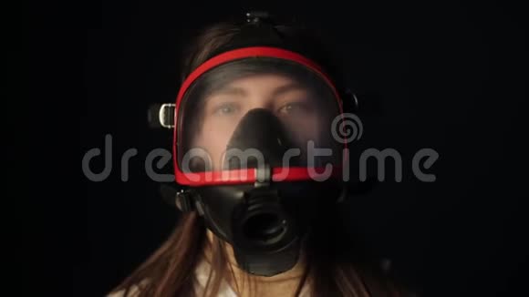 穿红色全脸口罩呼吸器的女孩环顾四周冠状病毒COVID19视频的预览图