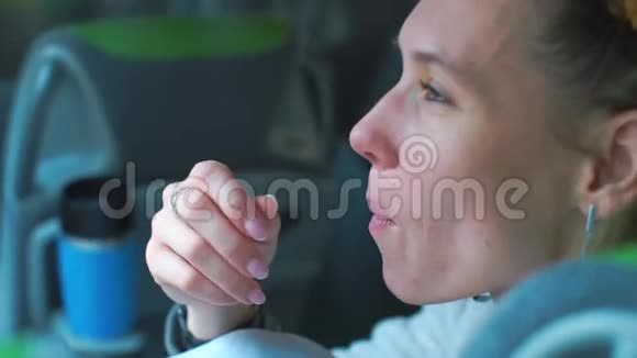 一个年轻的女人用手从嘴里拿口香糖视频的预览图