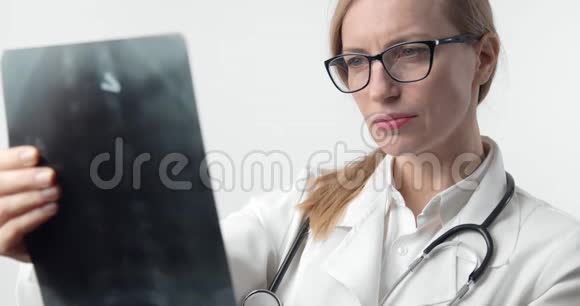 女医生检查x射线照片的肖像视频的预览图