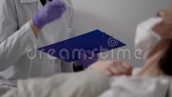 医生正在医院病房填写医生证明文件视频的预览图