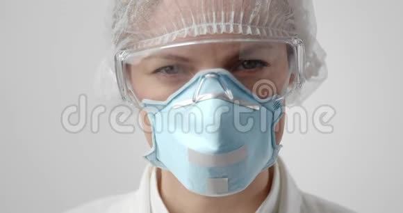 女医生在工作室里穿着制服视频的预览图