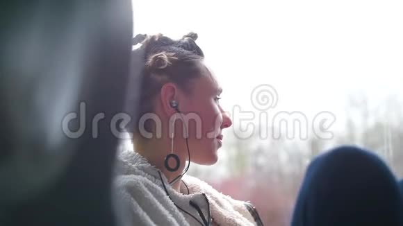 一个女孩在公共汽车旅行中旅行的肖像视频的预览图