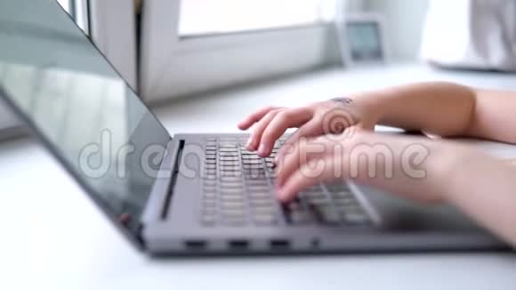 金发小女孩的双手紧闭按手提电脑按钮上的手指数字教育计算机技术社会视频的预览图