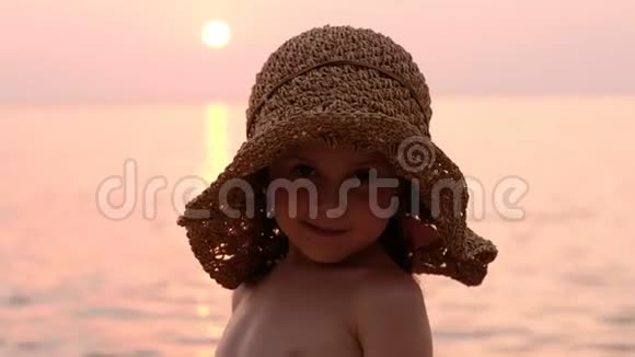 晚上在海边休息戴帽子的女孩视频的预览图