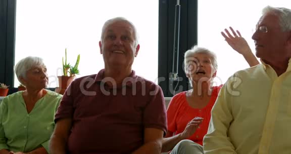 老年人练习笑声瑜伽视频的预览图