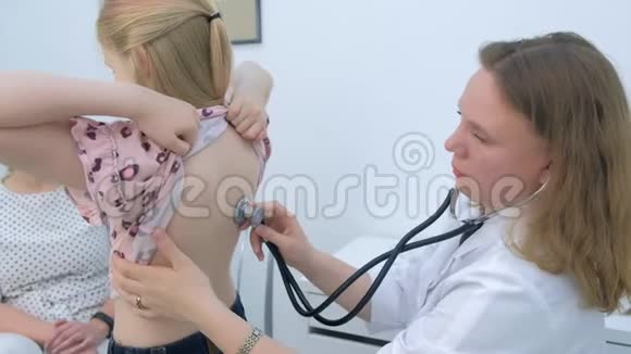儿科医生用听诊器听女孩心跳视频的预览图