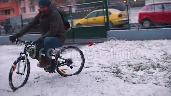 快乐的人在雪地里骑着一辆小自行车视频的预览图