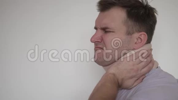 一个脖子剧痛的男人视频的预览图
