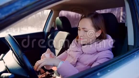 车里的女人导致手上的消毒剂视频的预览图