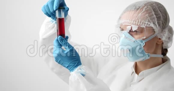 医生拿着带有血液的试管分析冠状病毒视频的预览图
