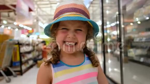 快乐的小女孩站在超市里视频的预览图