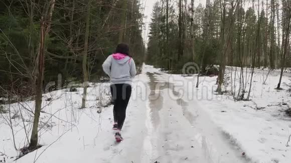 在森林里慢跑的女人的后景减肥的方法视频的预览图