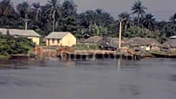 拉各斯泻湖上的老小屋视频的预览图