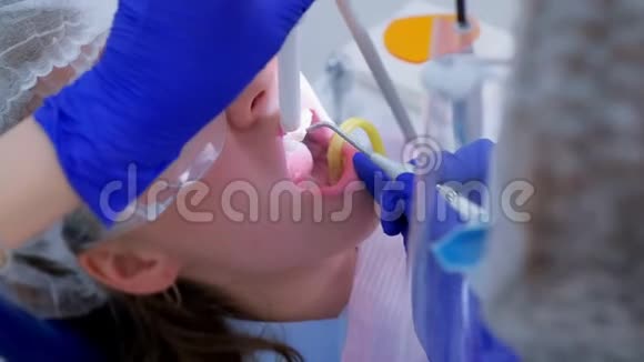 牙科保健员对女性做超声波清洁干牙特写镜头视频的预览图